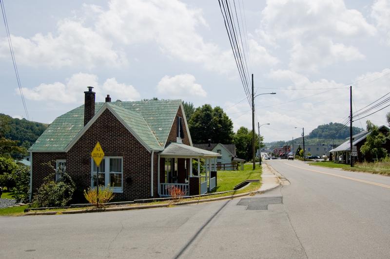 Long Term Rentals https://stayblueridge.icnd-cdn.com/images/longtermrentals/63D20935-155D-0010-07E5CB273DC2FB0Brichmond-116.jpg